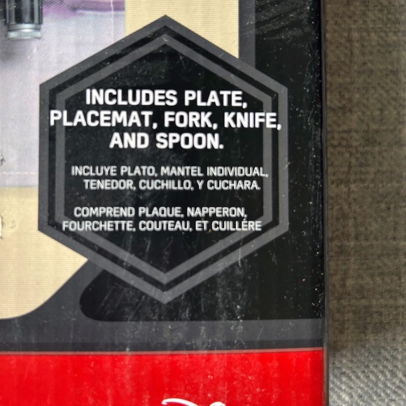 New in Box Star Wars Tatooine dinner set with utensils, plate and placemat - Picture 2 of 7